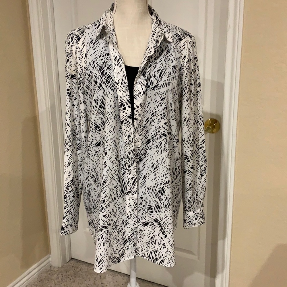 Ellen Tracy, Black and white blouse. 100% poly Sz Med